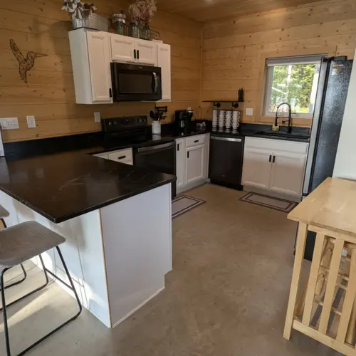 Einbauleuchten und moderne Einbauschränke in unserer voll ausgestatteten Küche schaffen einen hellen und einladenden Raum zum Kochen im Ferienhaus am See.
