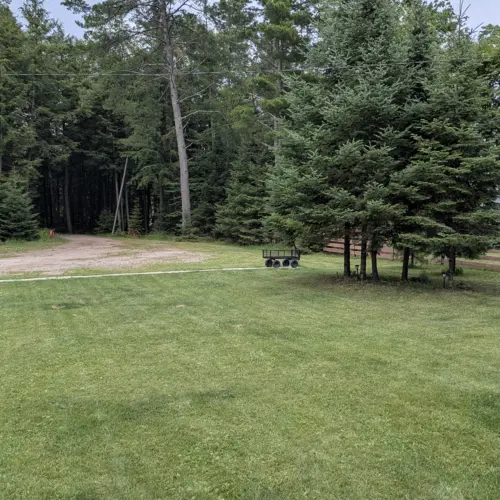 Bei Smile Awhile in Eagle River, Wisconsin, stehen ausreichend kostenlose Parkplätze direkt am Gelände zur Verfügung, mit genügend Platz für Bootsanhänger, Schneemobilanhänger und mehrere Fahrzeuge.