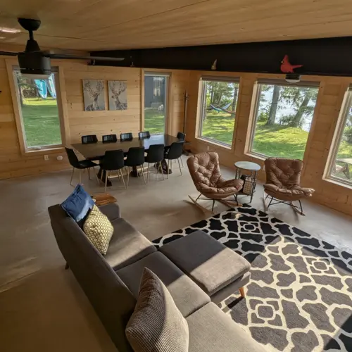 Komfortables Schlafzimmer in einer Ferienwohnung mit Seeblick in Eagle River.