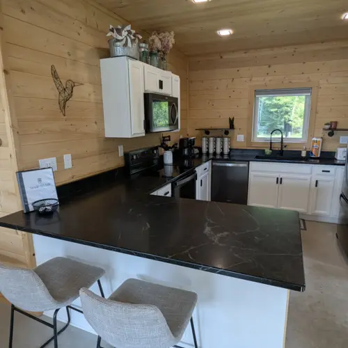 Große Granitarbeitsplatten und ein modernes Spülbecken bieten viel Platz für die Zubereitung großer Familienmahlzeiten im Smile Awhile in Eagle River.