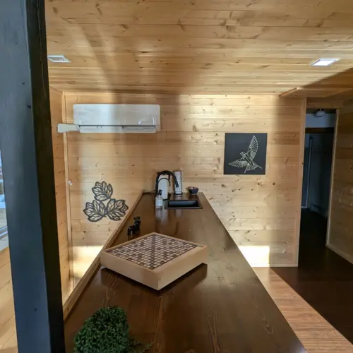 Hochgeschwindigkeits-WLAN und ein eigener Arbeitsbereich bei Smile Awhile gewährleisten eine zuverlässige Verbindung für Remote-Arbeit oder Streaming in den Northwoods.