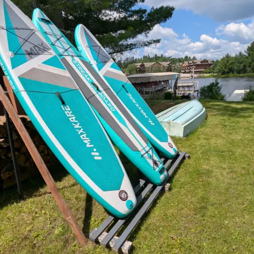 Alternativ: Erleben Sie die Northwoods vom Wasser aus mit unseren vor Ort verfügbaren Kanus und Kajaks, die in unserer Ferienwohnung unterhaltsame Seeabenteuer für die ganze Familie bieten.