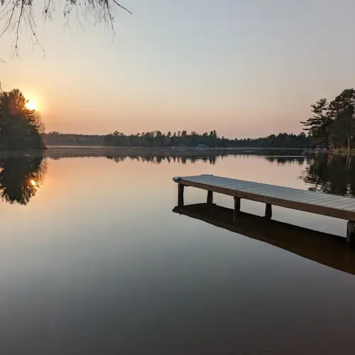 Ruhiger Außenbereich mit Terrasse und Blick auf den See in Eagle River, Wisconsin.