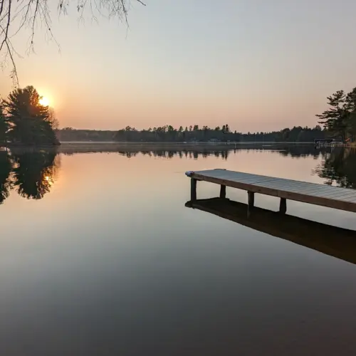 Wunderschöner Sonnenuntergangsblick über dem See von einem Ferienhaus in Eagle River aus.