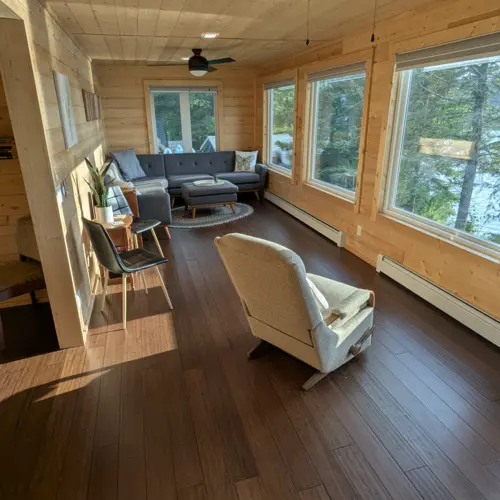 Großzügige private Zufahrt an unserem Ferienhaus in Eagle River mit ausreichend Platz für mehrere Fahrzeuge, Bootsanhänger und Schneemobilanhänger.