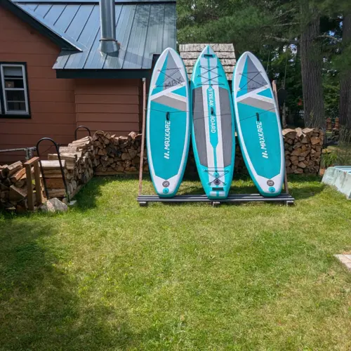 Für die Gäste von Smile Awhile stehen kostenlos Kajaks, Kanus und Stand-Up-Paddle-Boards zur Verfügung, die sich perfekt eignen, um die ruhigen Gewässer des Eagle River zu erkunden.